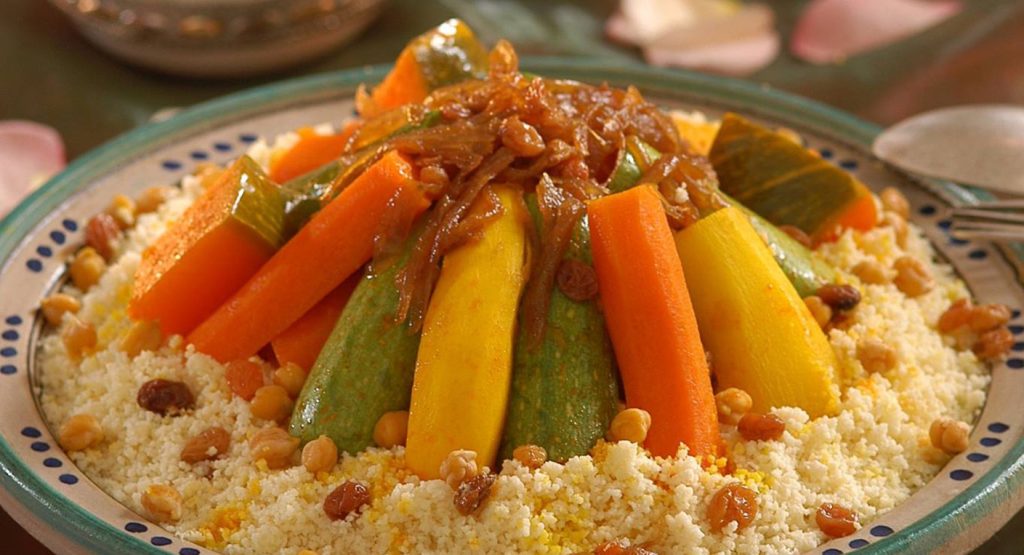 Plato de Couscous en Marruecos: Un almuerzo tradicional de cada viernes